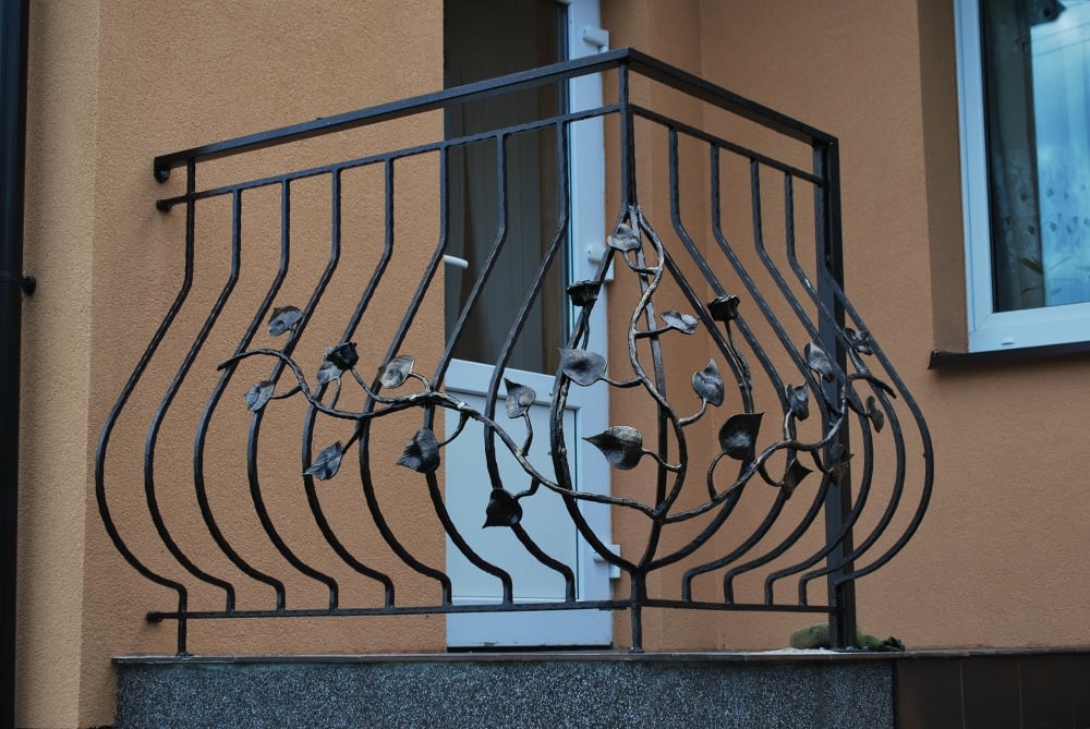 Metalinis balkonas su turėklais