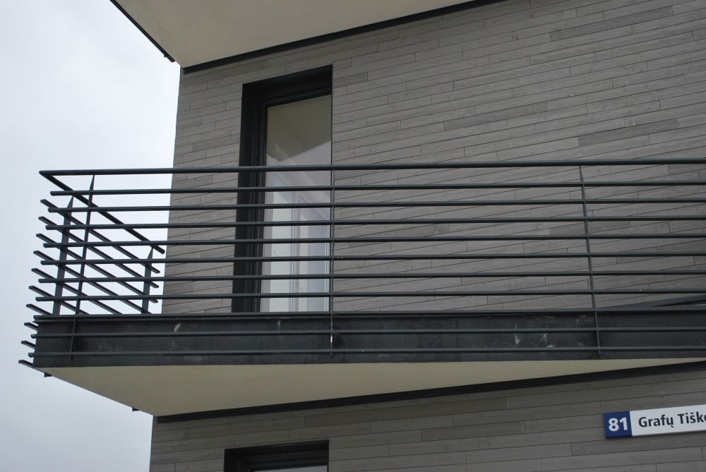 Modernaus dizaino metalinis balkonas 