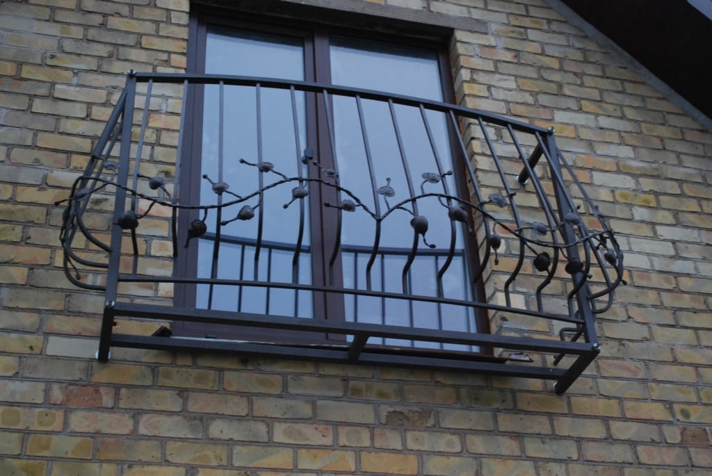 Gražaus dizaino metalinis balkonas su turėklais